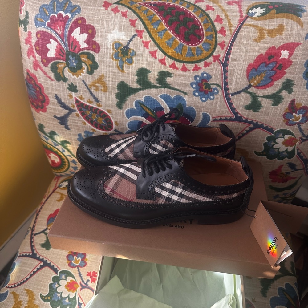 Burberry Oxford shoe size 8. New never been worn